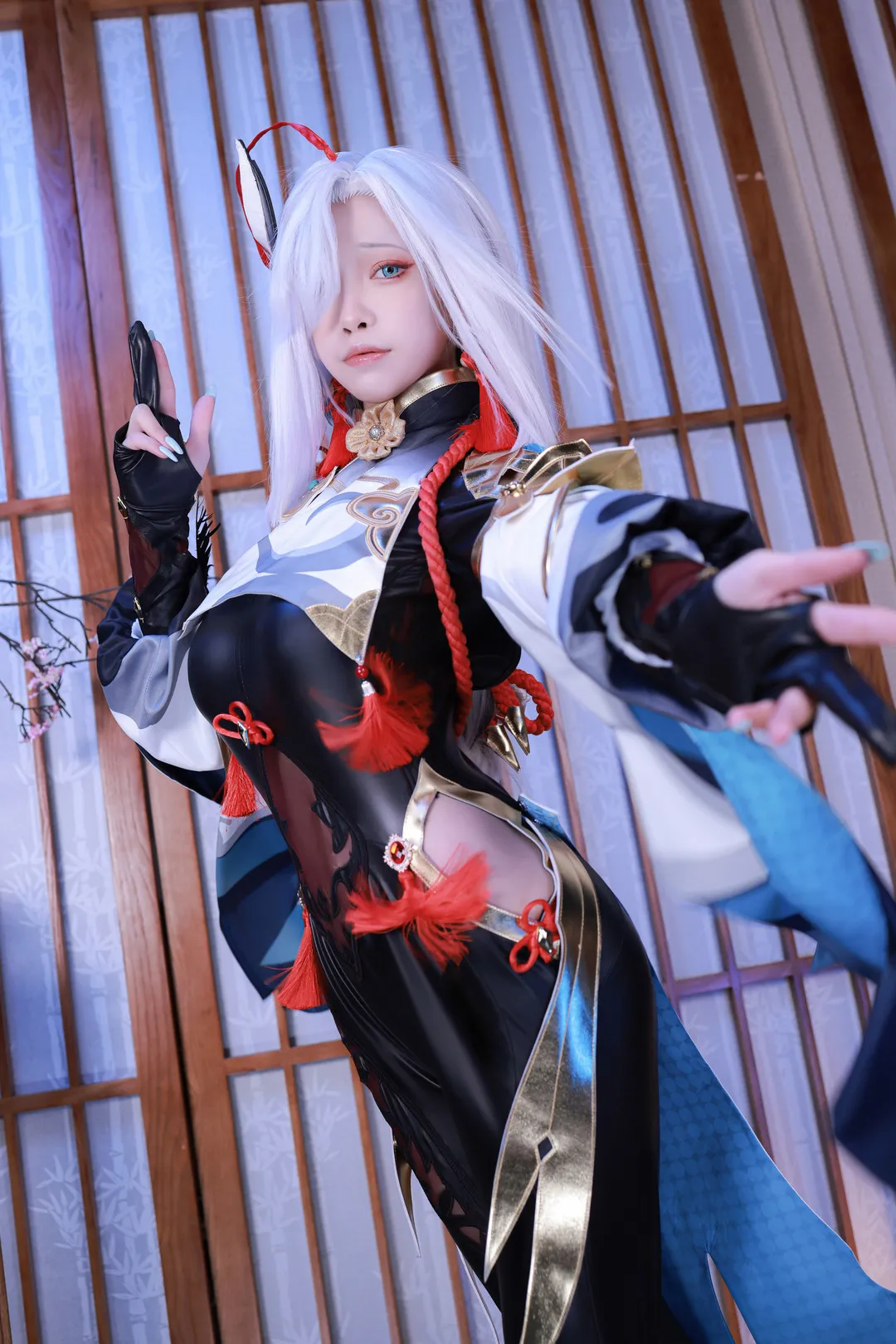 水淼Aqua暗色战甲系角色cosplay，白发与精密盔甲搭配红色绳结，展示高还原度游戏角色气场