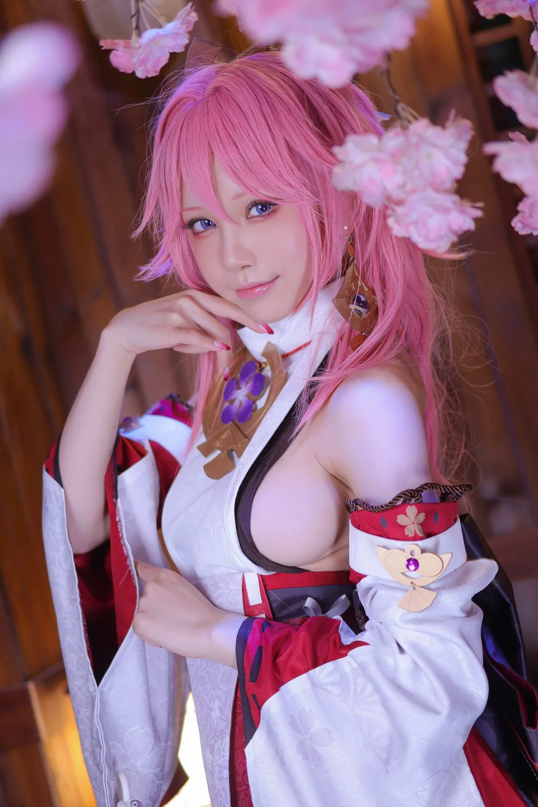 水淼Aqua粉色长发和风造型，白色服装配合满开樱花背景，呈现游戏角色高还原度写真