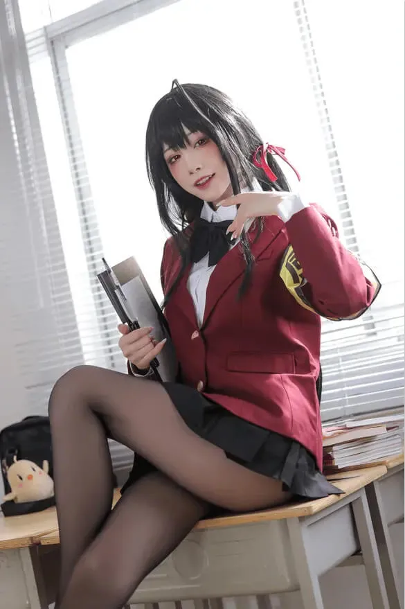 水淼Aqua黑发红色学园制服造型，搭配黑丝袜与文件夹道具，演绎心机博弈氛围