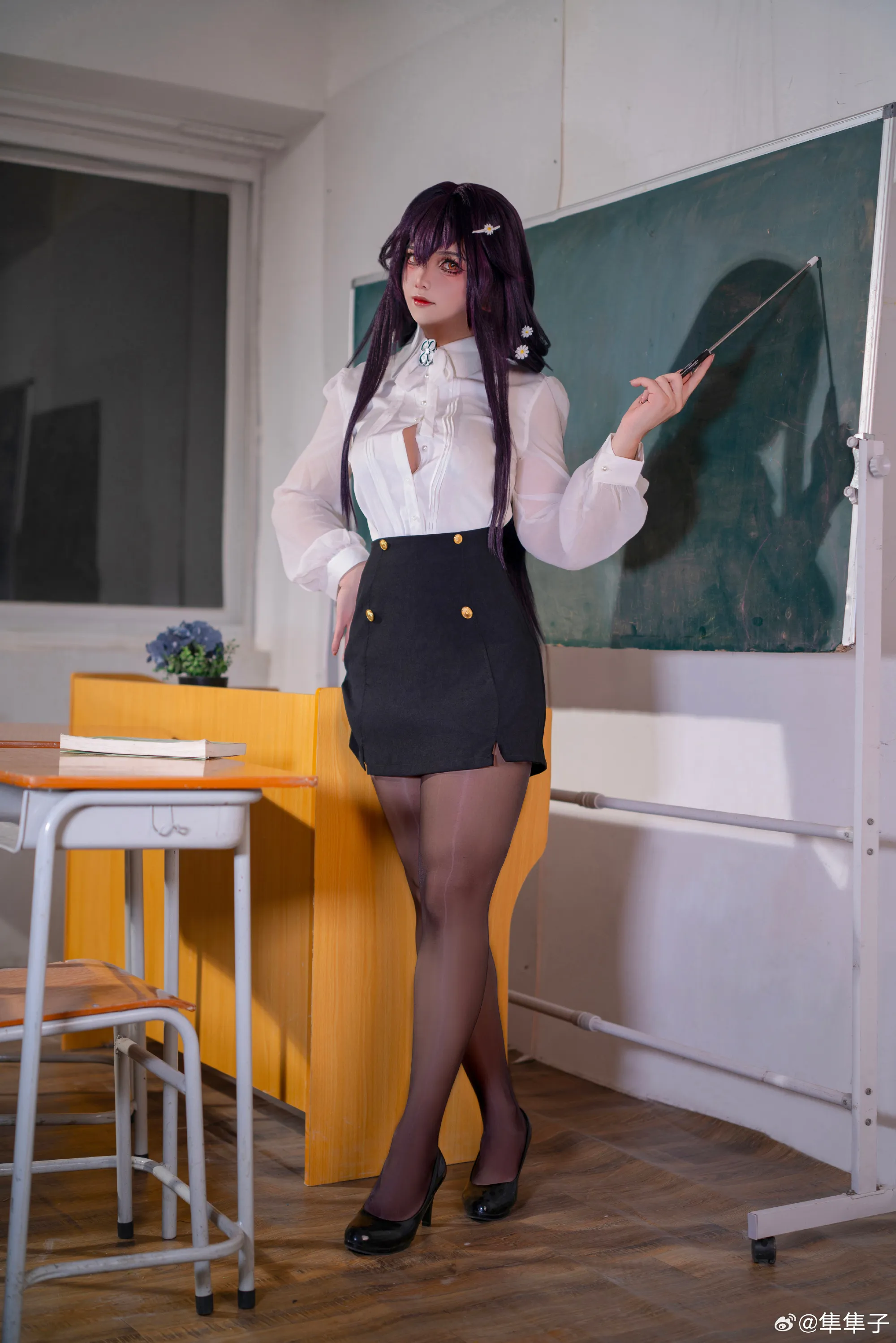 教室黑板前黑白制服配黑丝袜的站姿全身画面