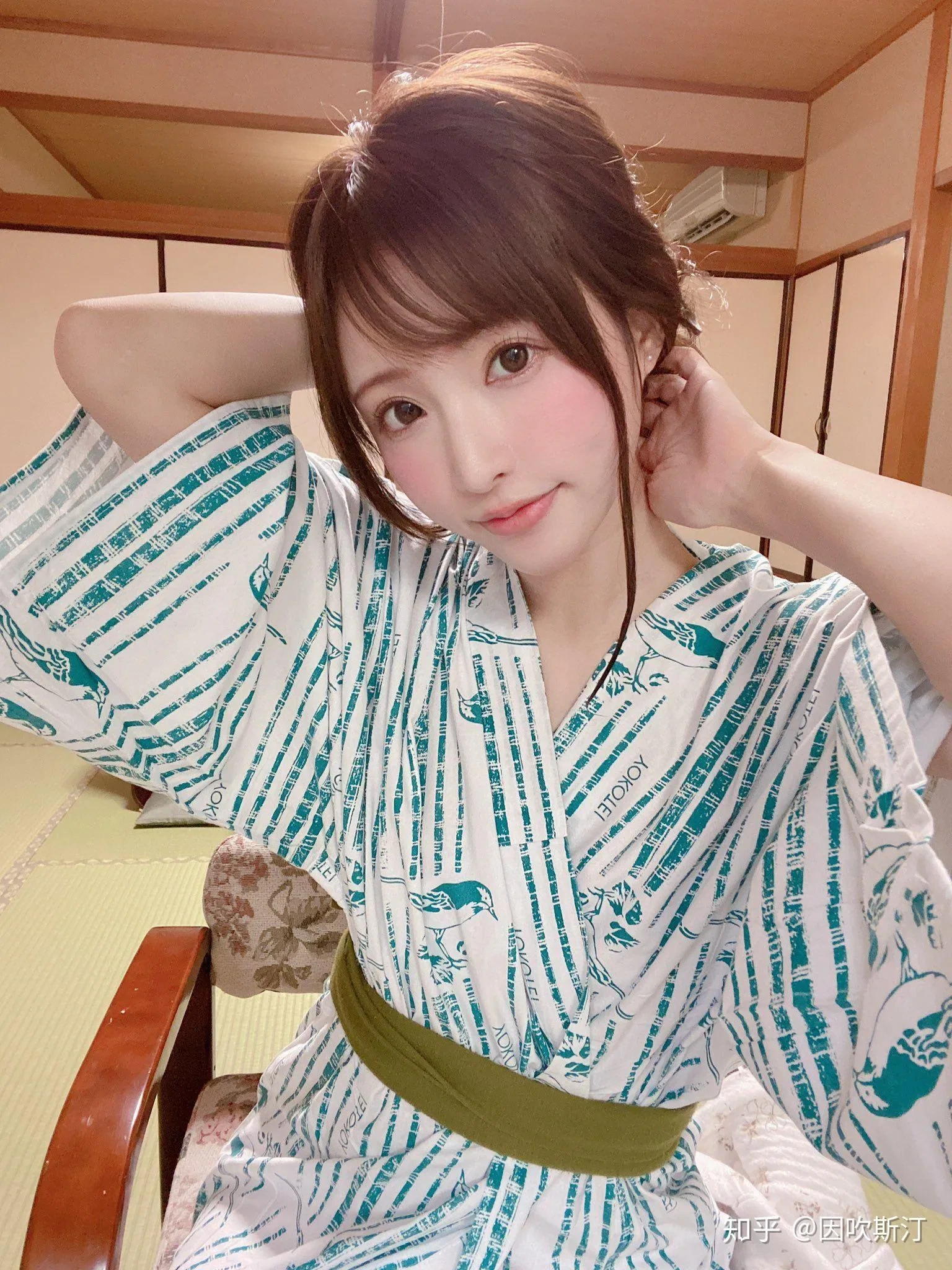 天使萌穿白色吊带裙跪在镜子前背对镜头