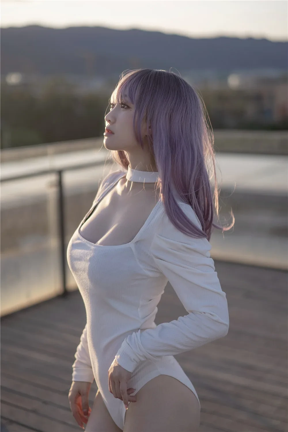 露台边紫色长发配白色连体服的侧身全身图