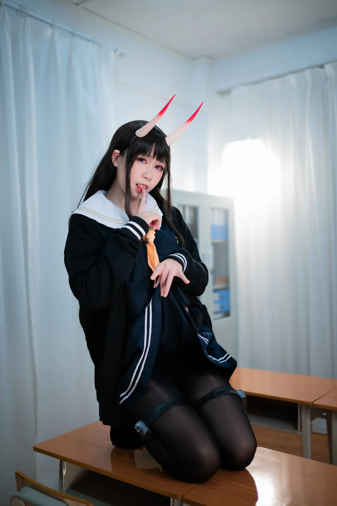流年不停教室黑色水手服红角跪坐照