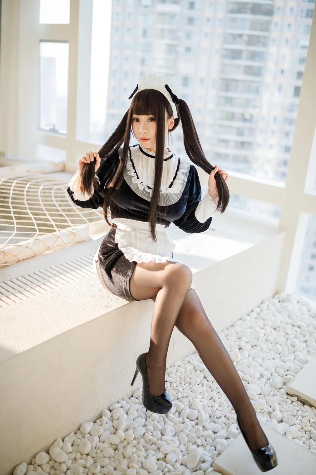 胡桃猫Kurumineko窗边黑色女仆装坐姿照