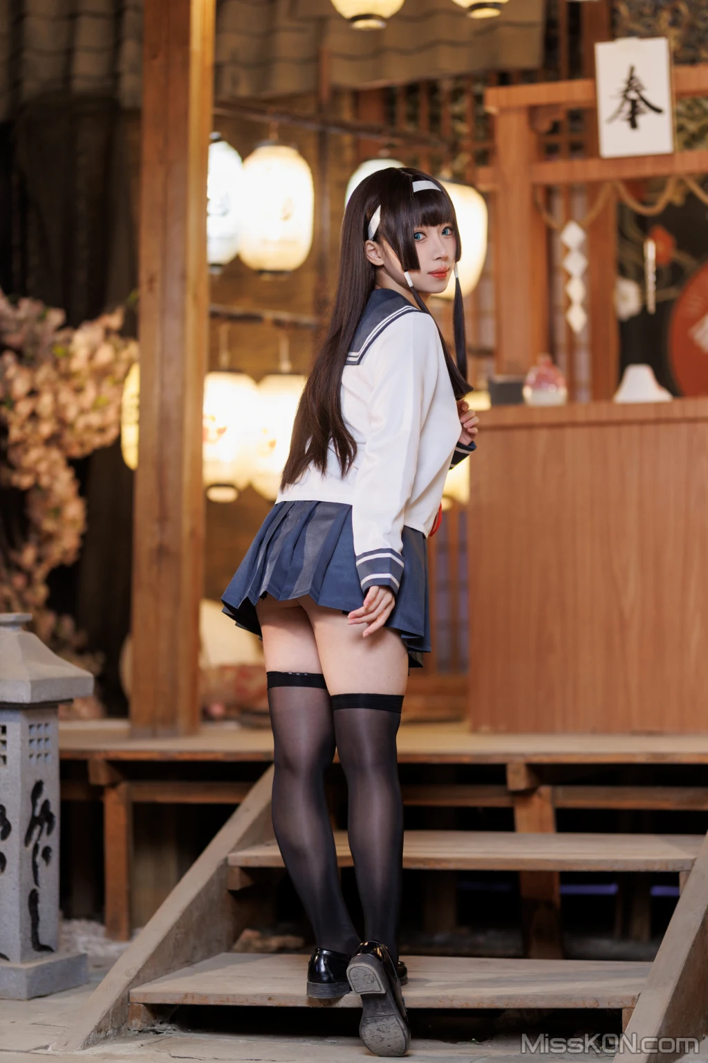 胡桃猫Kurumineko神社布景水手服回头站姿照