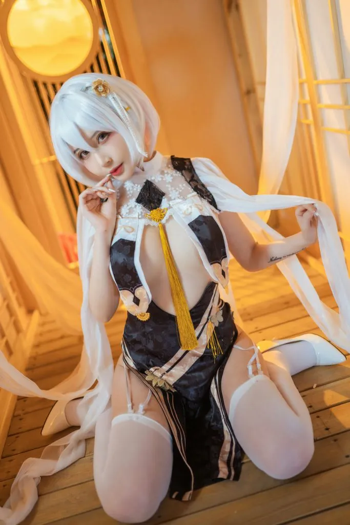花リリ暖光室内黑白角色服跪姿写真