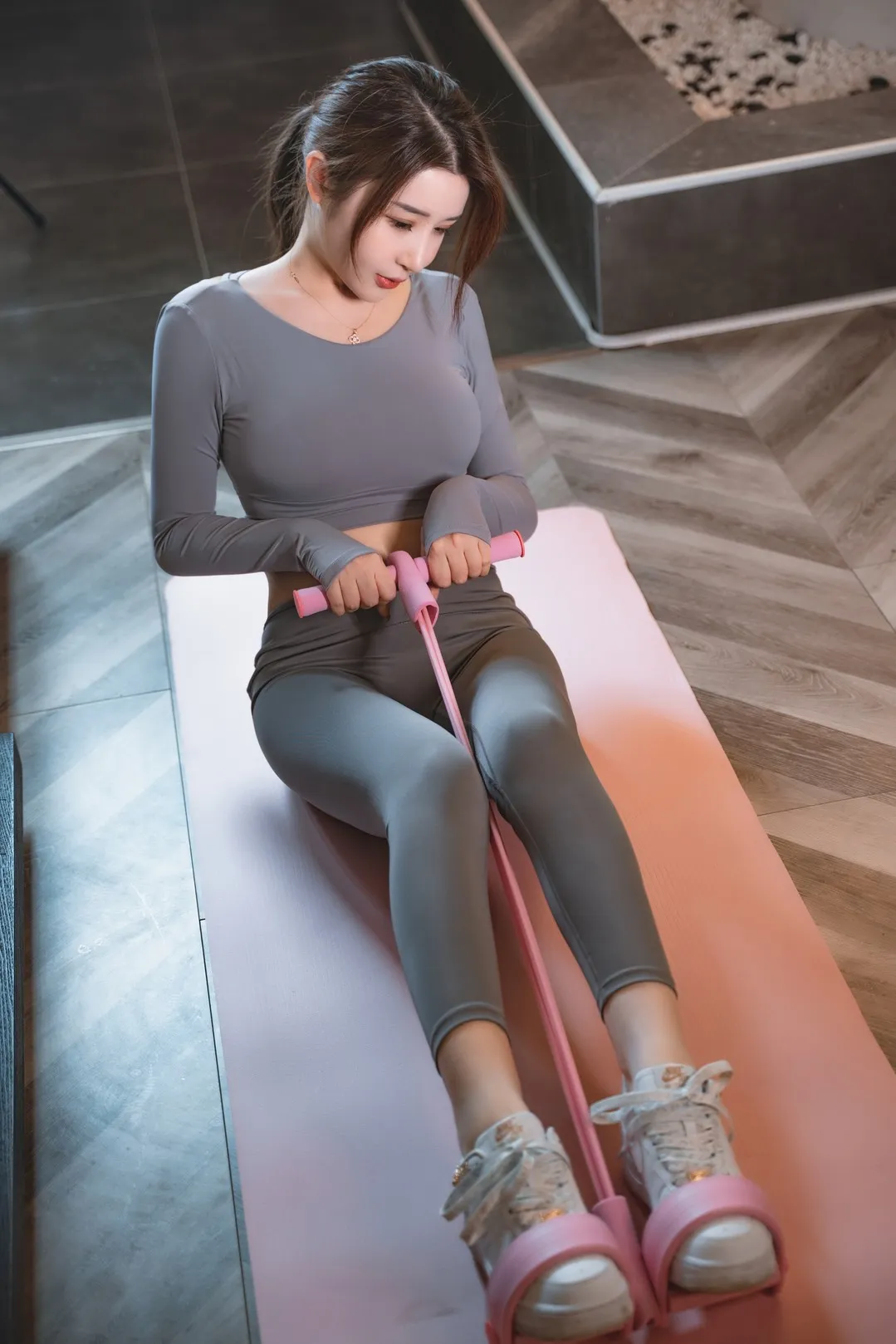 蜜蜜子Kimmie灰色运动服拉阻力带坐姿照
