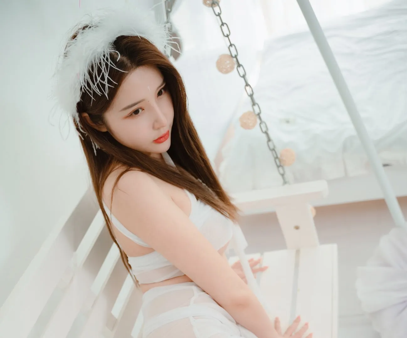 蜜蜜子Kimmie白色房间轻纱吊带侧身照