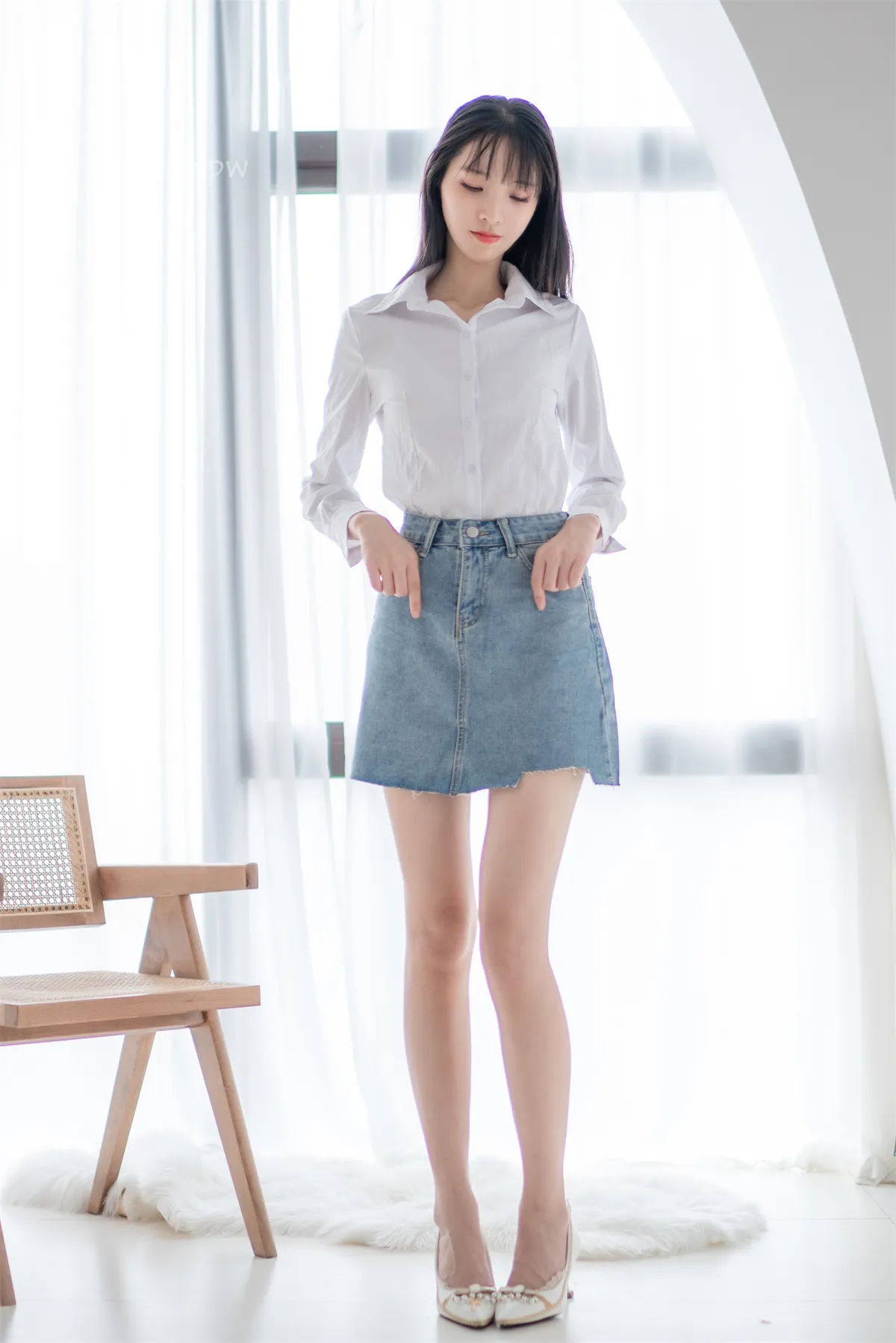 西瓜少女白衬衫牛仔短裙站姿照