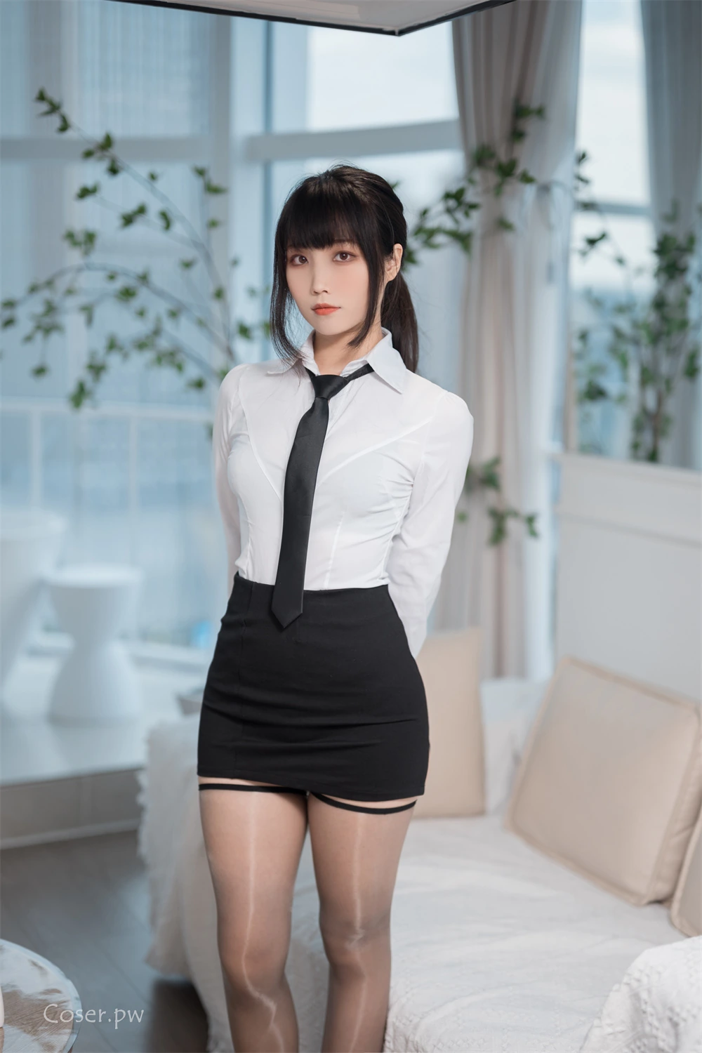 汪知子的白衬衫领带裙装室内写真