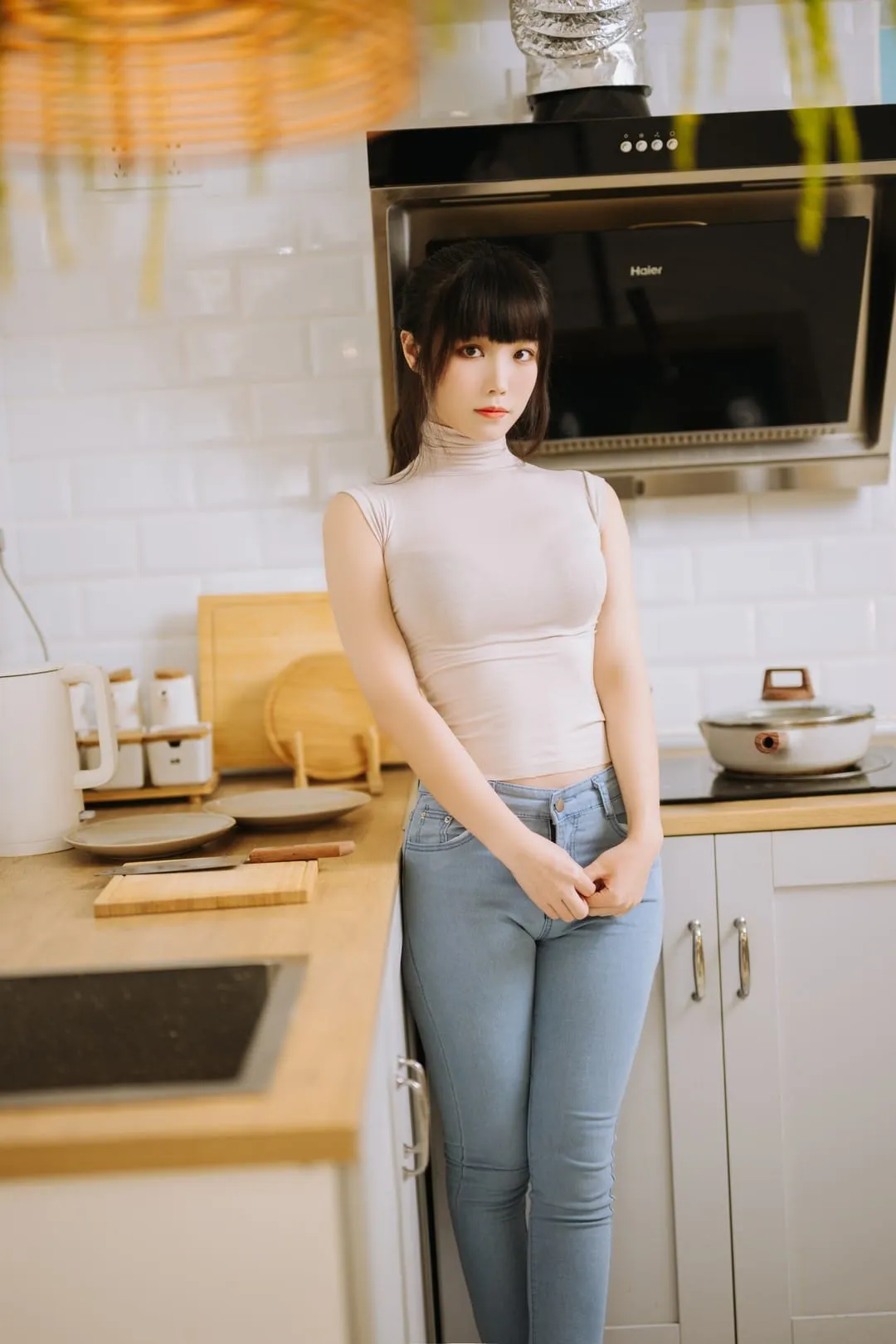 汪知子的厨房高领上衣写真