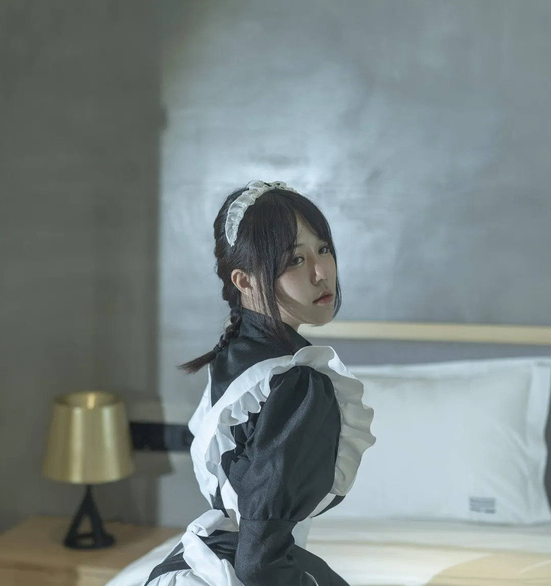 小何童鞋卧室床边黑白女仆装跪坐回头写真