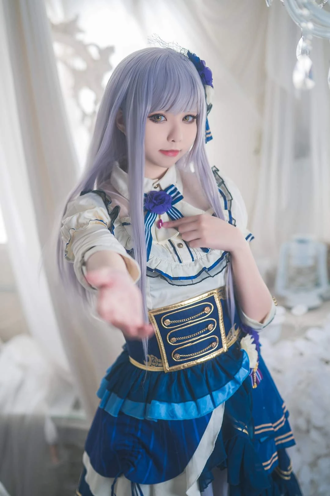 小空sora浅色室内蓝白cos服向镜头伸手写真
