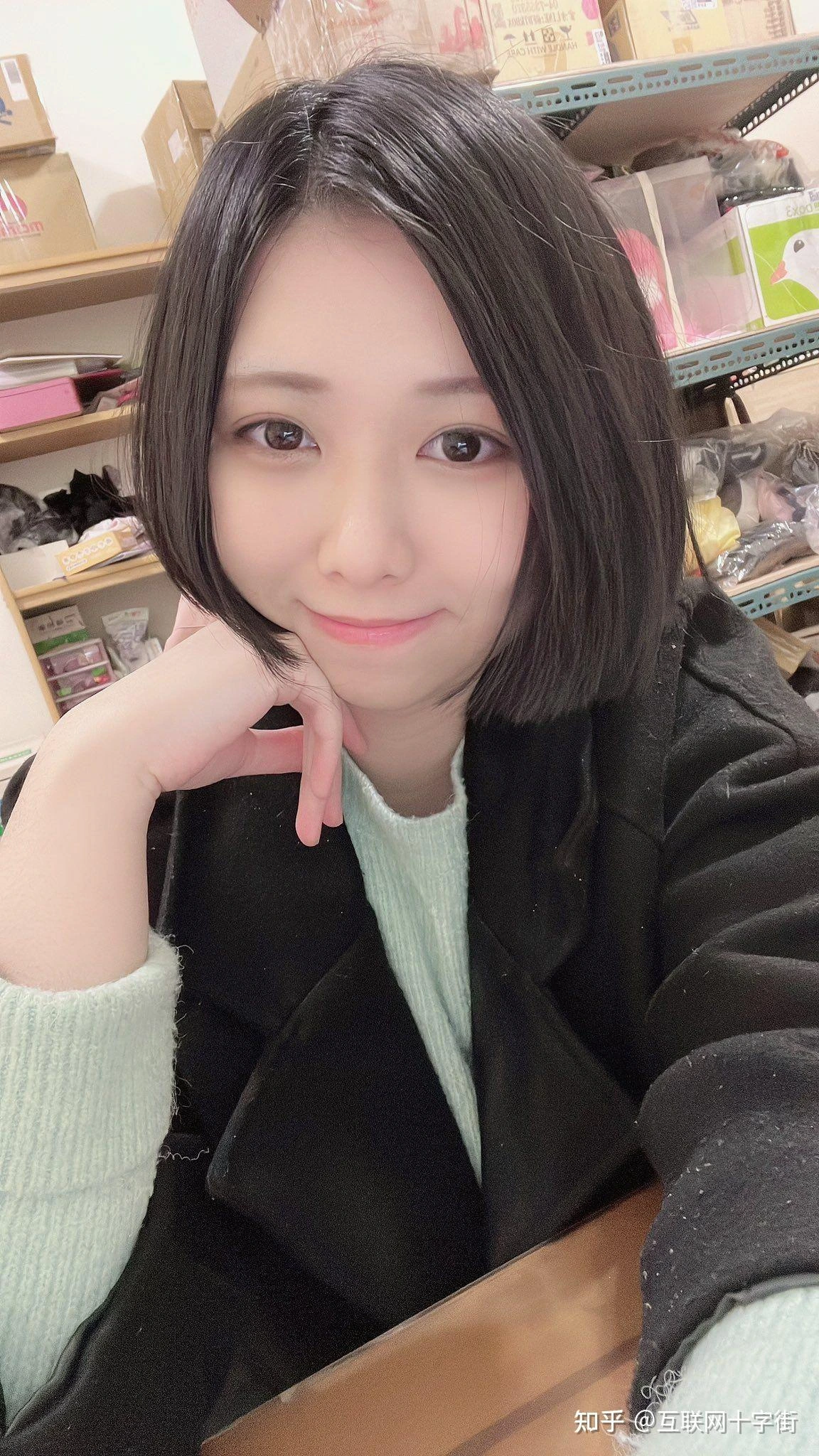 小空sora桌边黑外套浅色毛衣托脸自拍