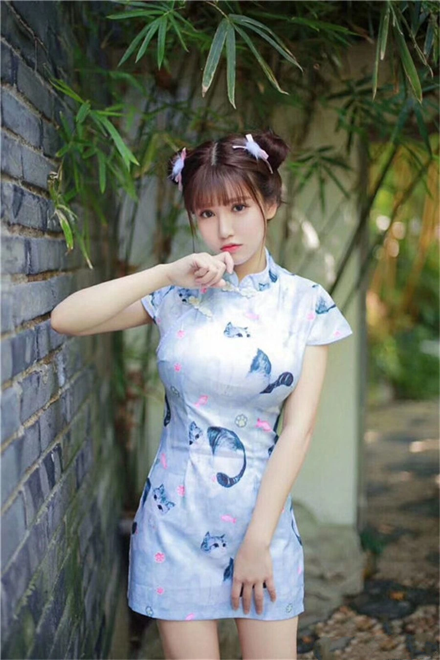 小木曾AYA在竹墙边穿浅蓝印花旗袍站着的照片