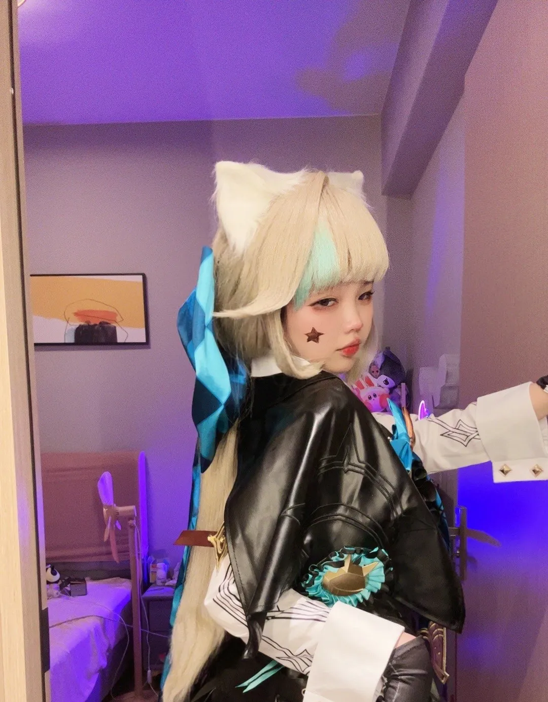 小瑶幺幺猫耳假发黑色外套室内灯光写真