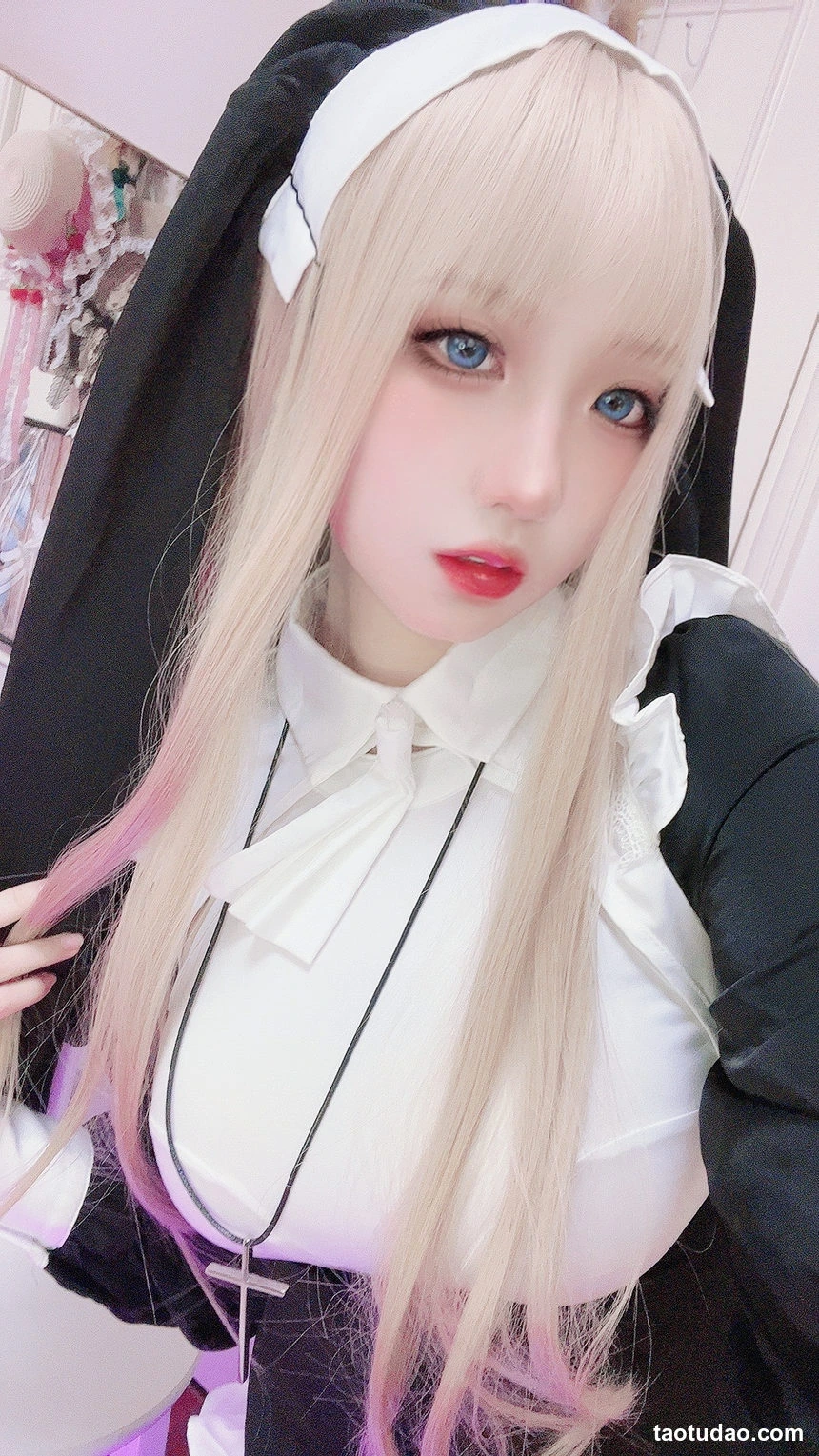 屑雪雪鸭的黑白修女装近景写真