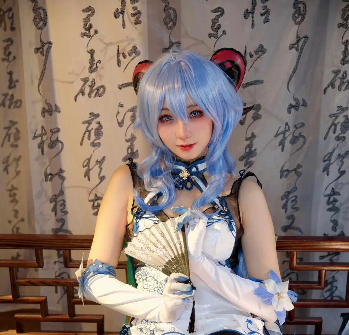 屑雪雪鸭的蓝发扇子造型cos写真