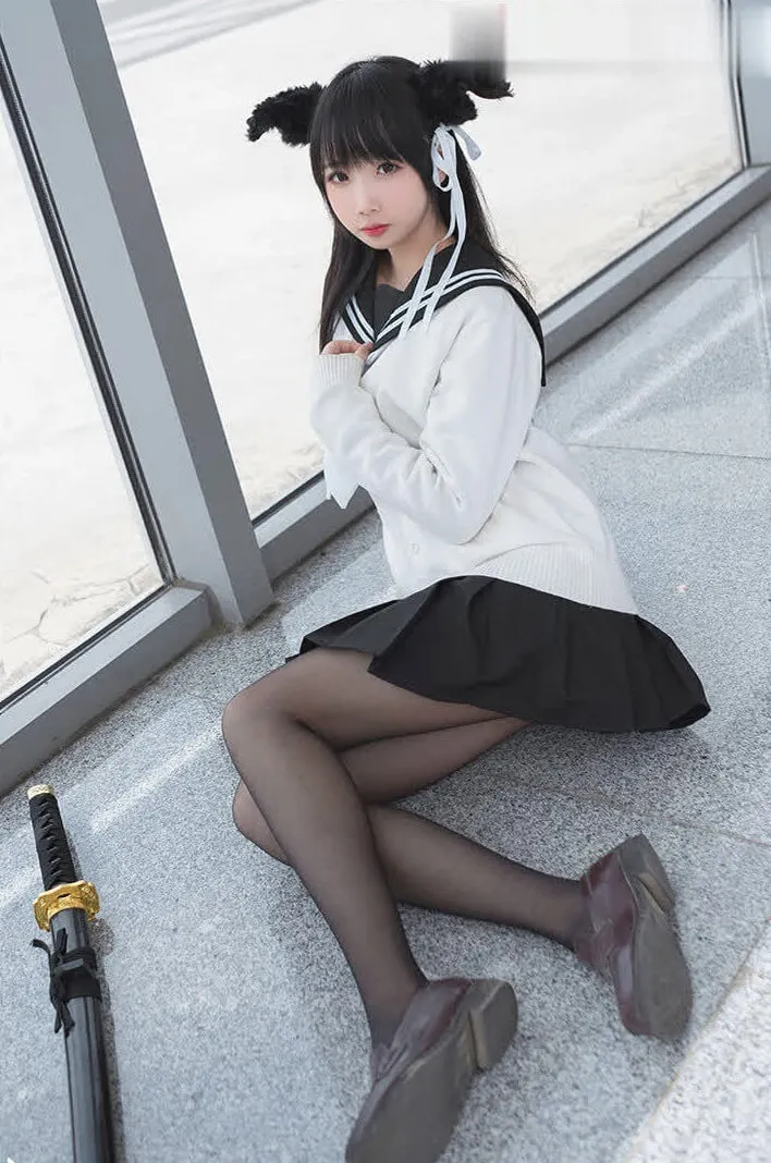 雪琪sama在落地窗走廊中以黑白制服造型出镜，搭配双丸子头饰与道具长刀呈现轻角色化COS氛围