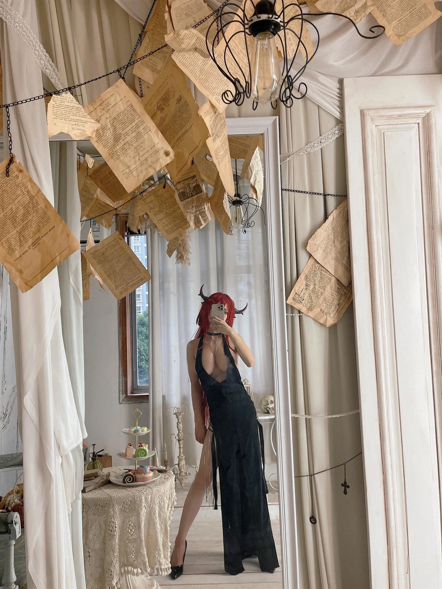 桜满三时黑色高开叉礼服镜前自拍写真预览