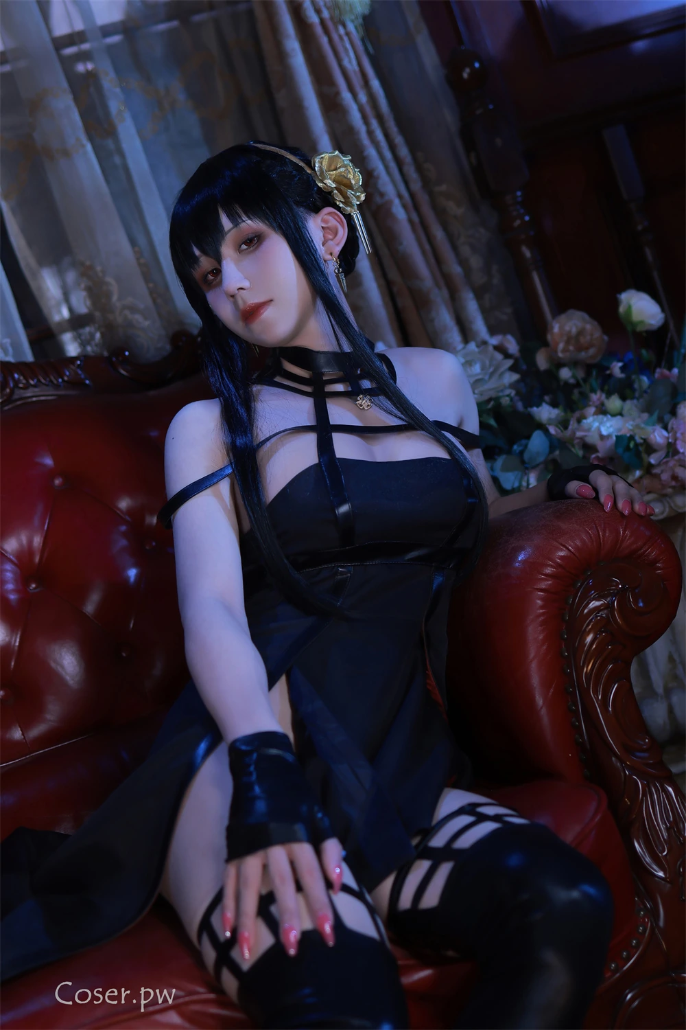 桜满三时黑色绑带礼服红沙发坐姿写真预览