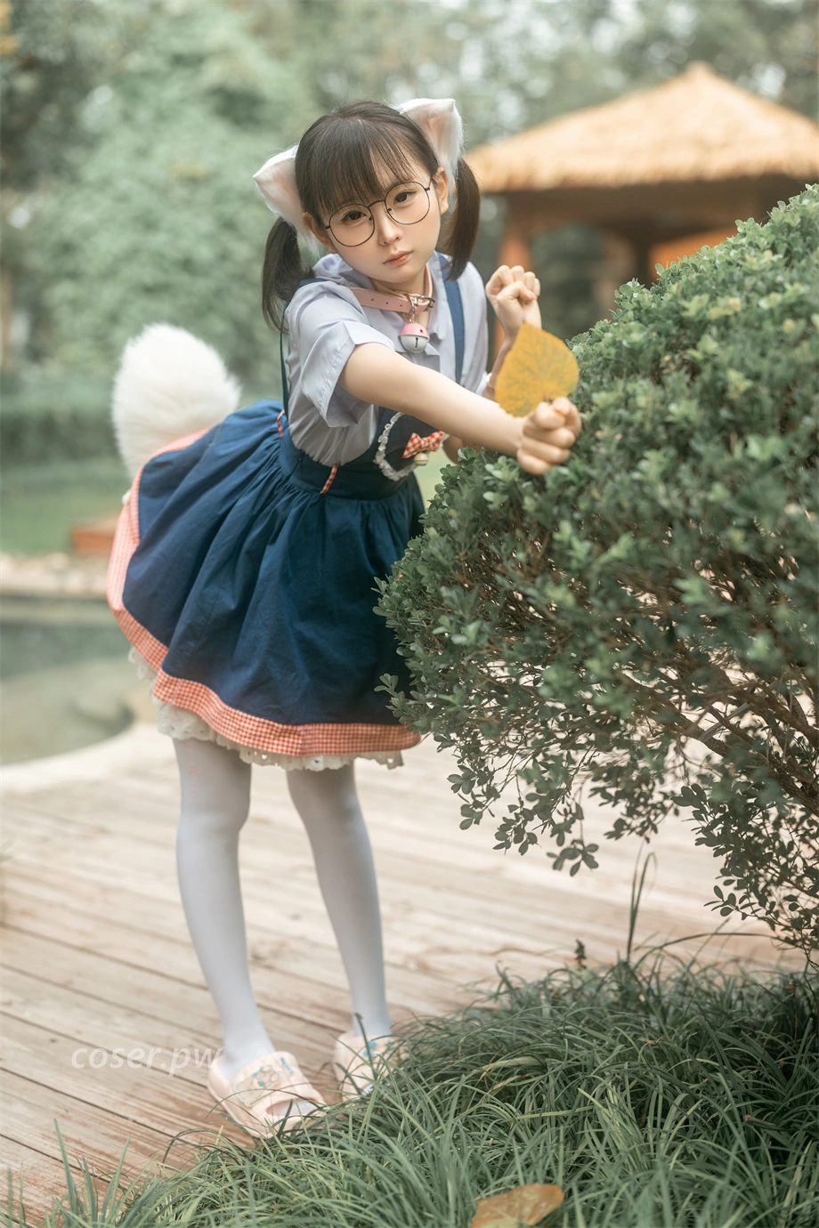 幼水铃衣的眼镜猫耳女仆造型外拍写真