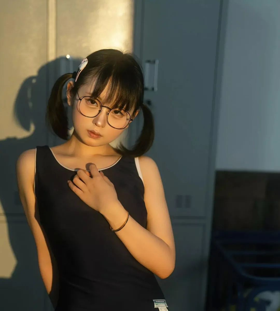 幼水铃衣的黑色背心眼镜造型写真