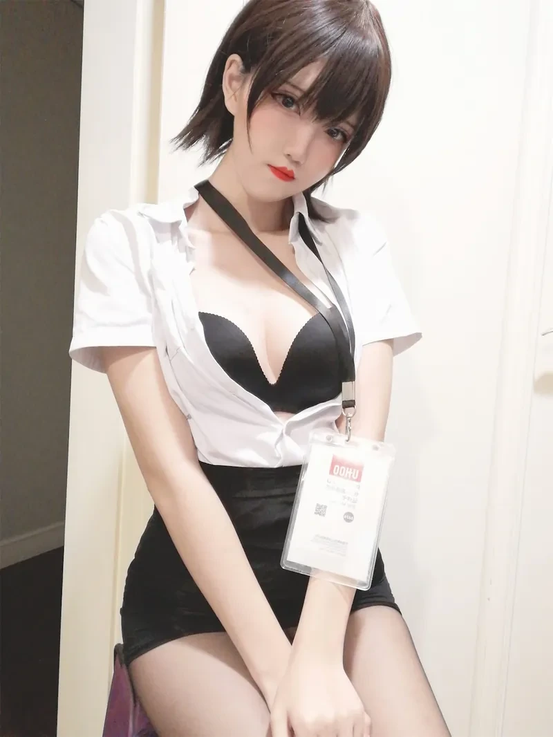 阿薰kaori白衬衫黑色内搭挂工牌的COS写真图