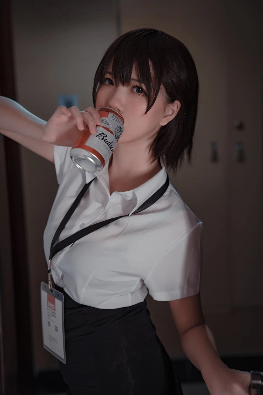 阿薰kaori白衬衫造型手拿饮料的COS写真图