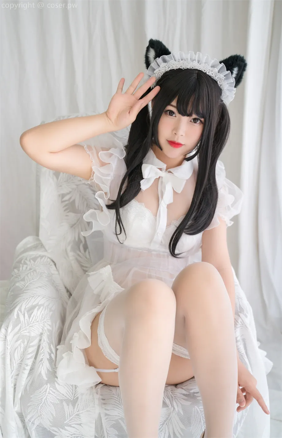 白烨穿白色女仆装戴猫耳坐在床边,COS写真图集预览