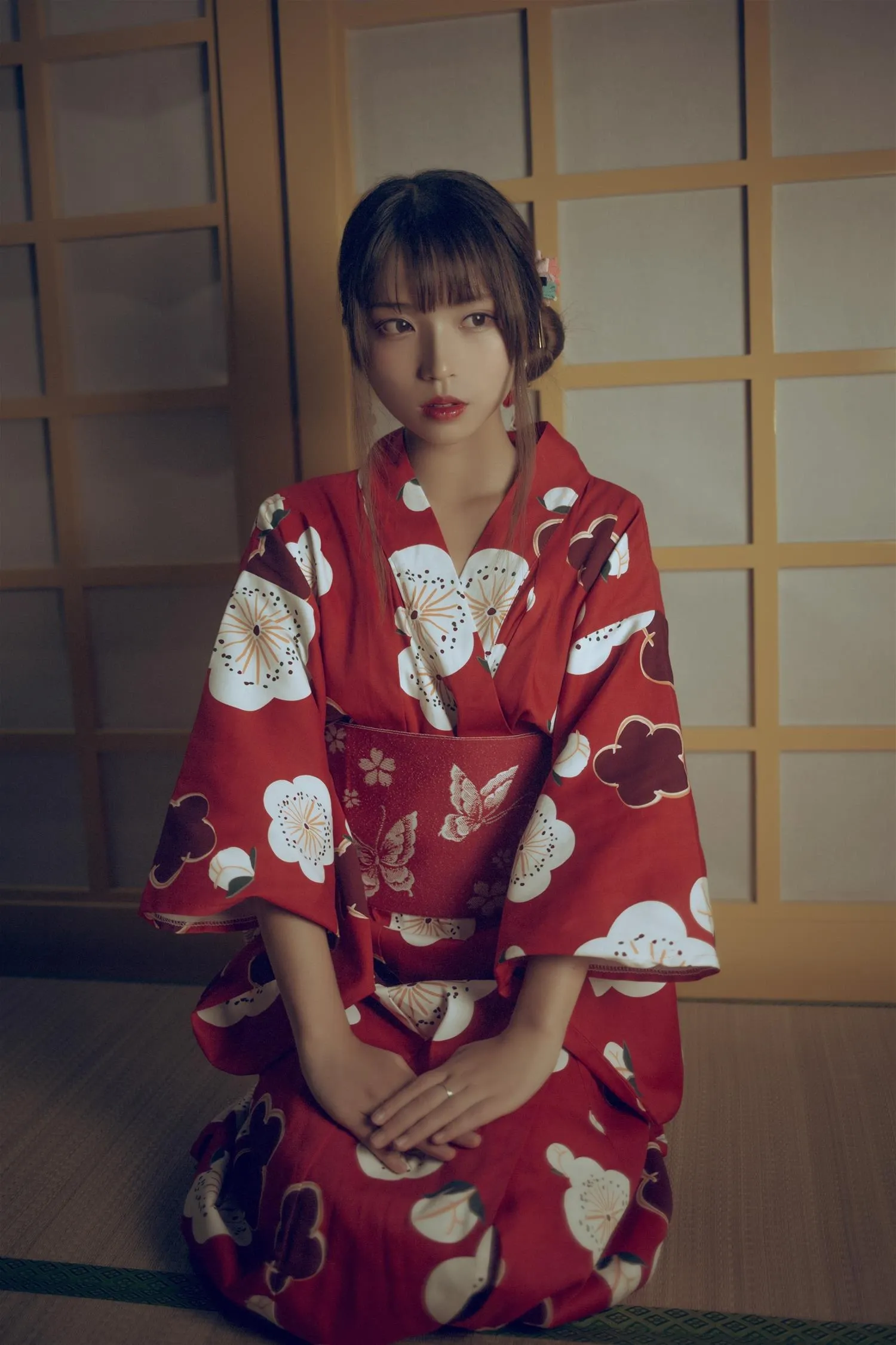 白易子教主穿红色浴衣坐在榻榻米房间里的写真