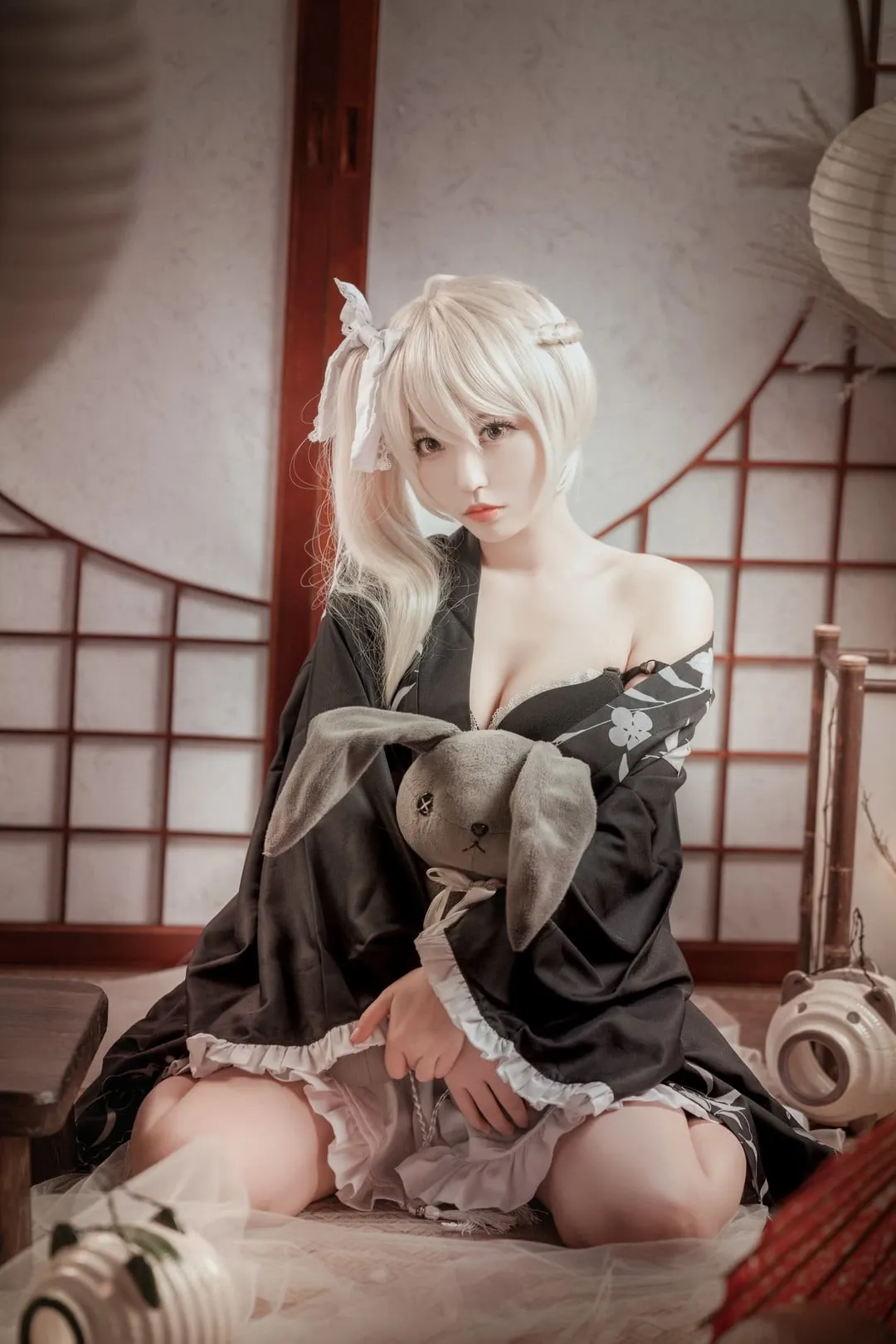 白易子教主白发穿黑白和风服装坐在室内的写真
