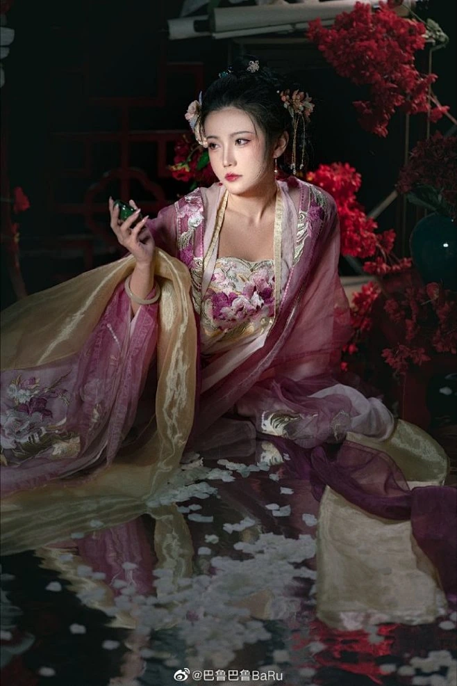巴鲁巴鲁BaRu 暗色花景前 坐姿侧望 粉色古装长裙与花饰发髻