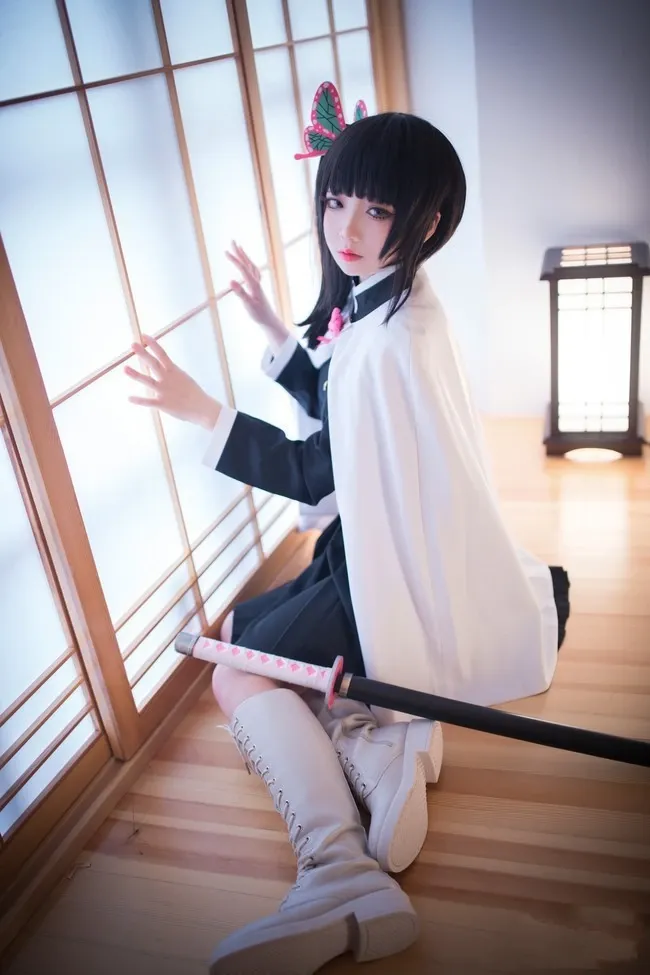 楚楚子w穿黑白和风服跪坐在窗边手持长刀的写真