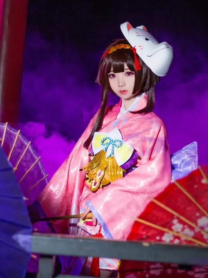 楚楚子w穿粉色和服站在紫色灯光前的舞台感写真