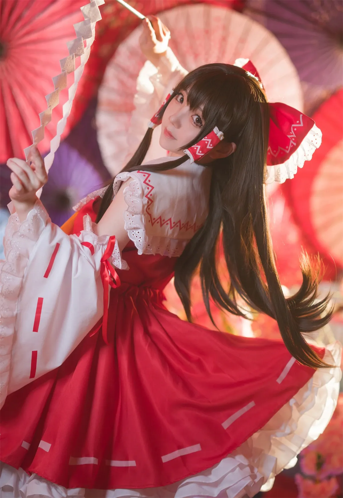 楚楚子w穿红白巫女服站在纸伞前的和风COS写真