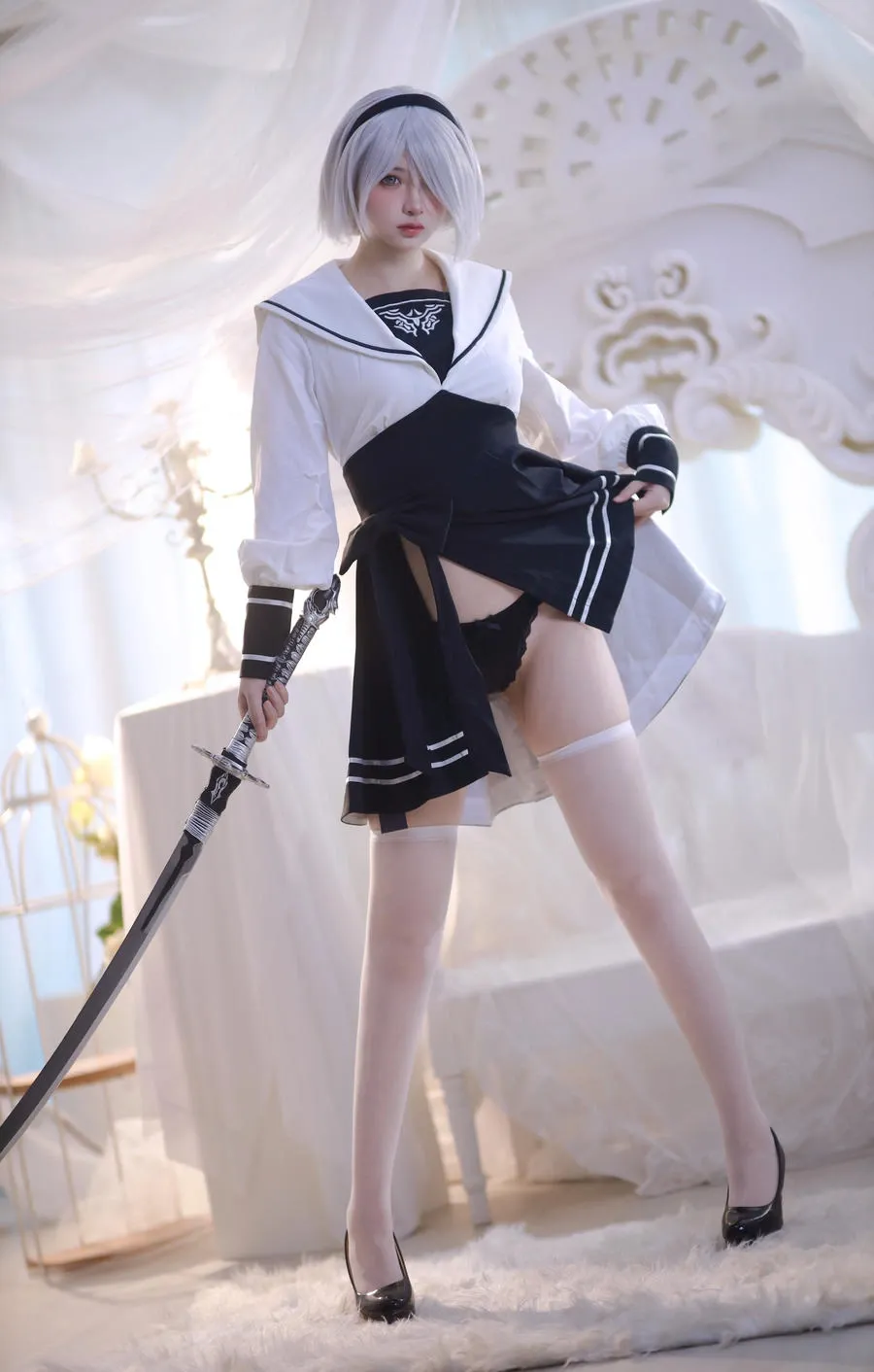 疯猫ss穿黑白角色服手持长刀站在浅色布景中，COS写真图集预览
