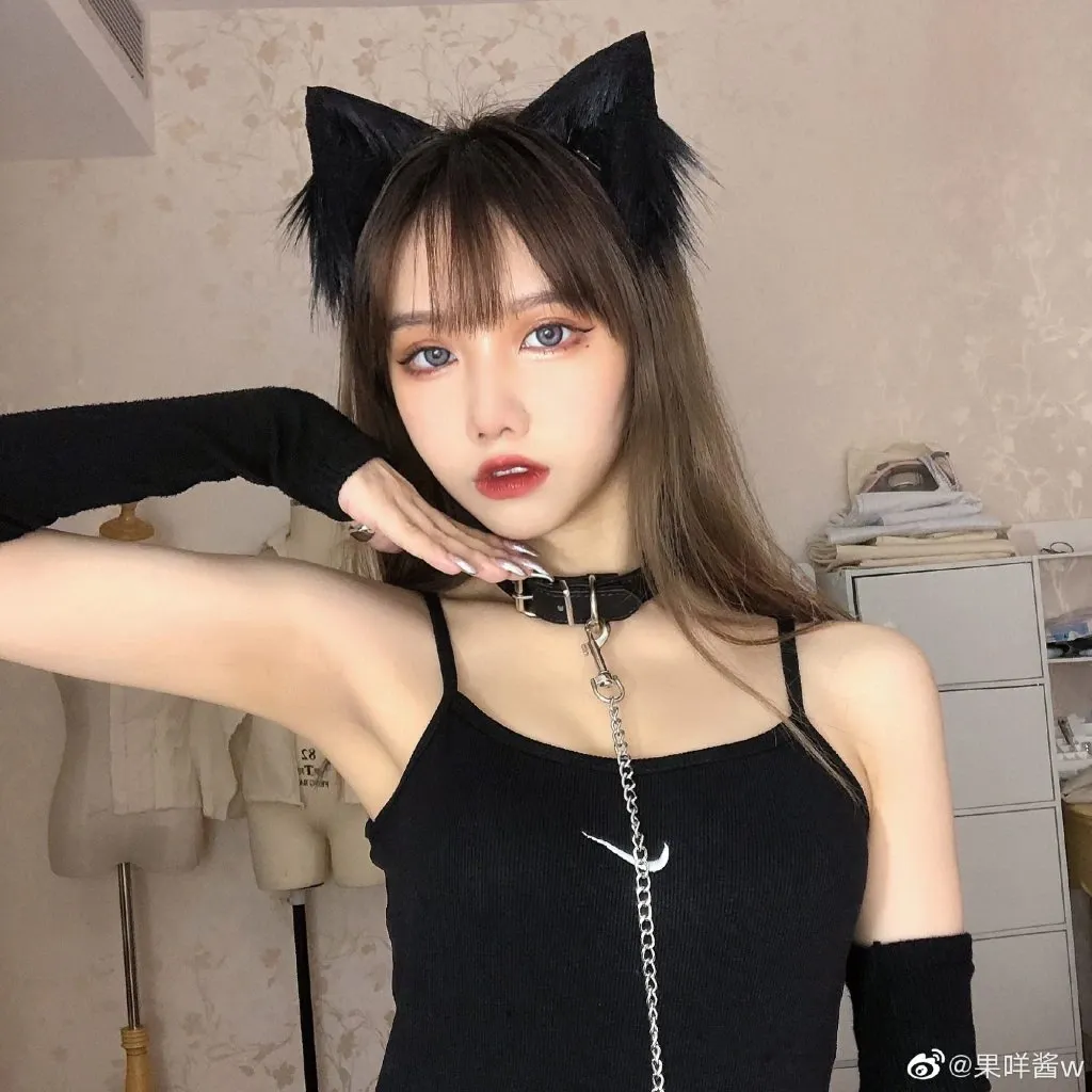 果咩酱w穿黑色猫耳服装面对镜头的室内近景写真