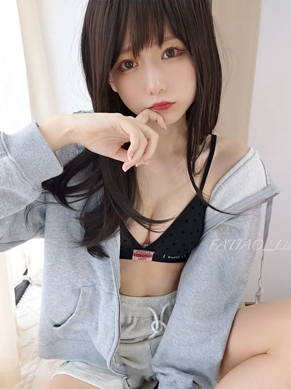 果咩酱w穿灰色外套坐在室内的近景写真