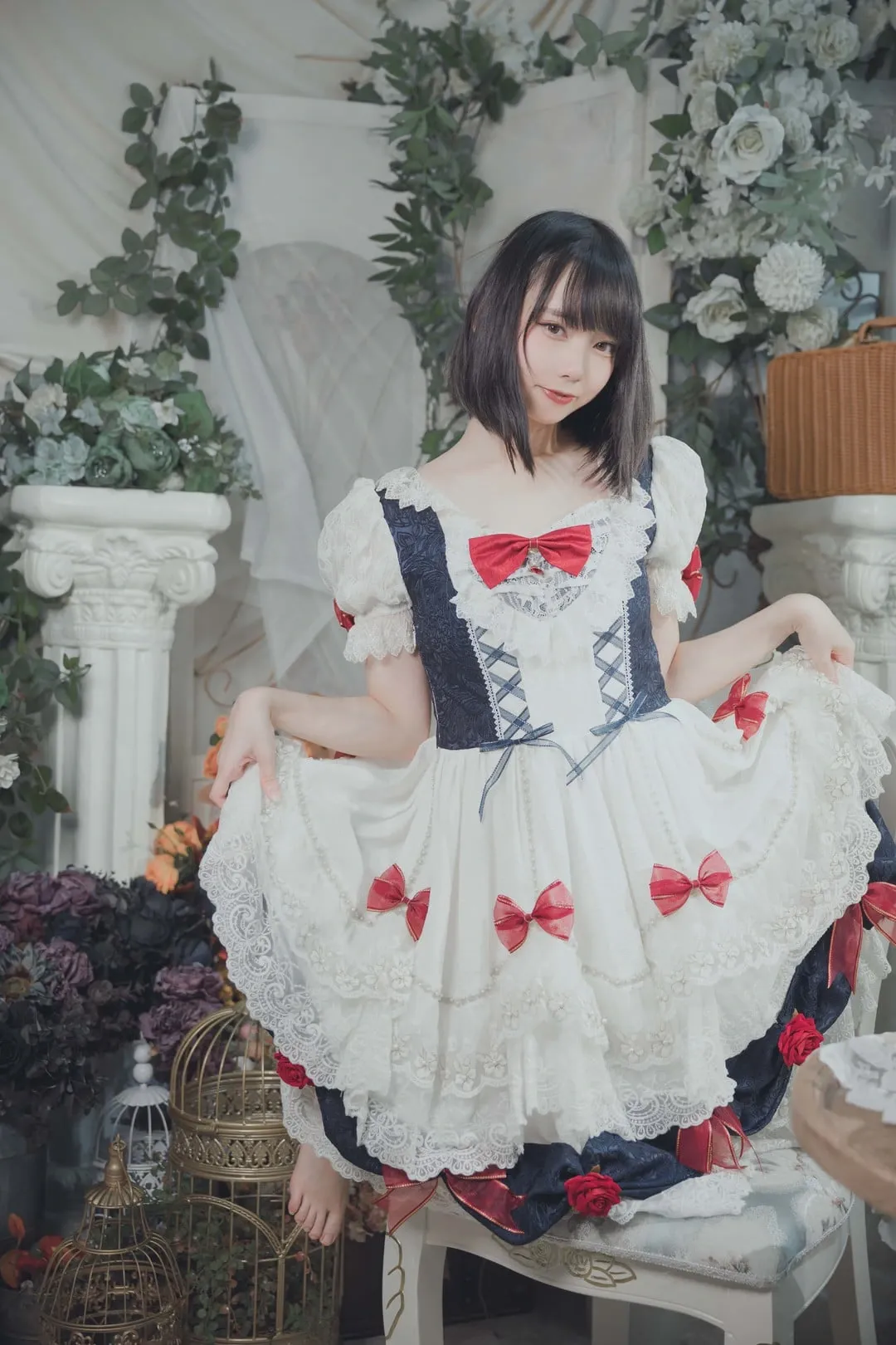 紅豆Azuki穿黑白女仆裙在花墙旁侧坐的写真
