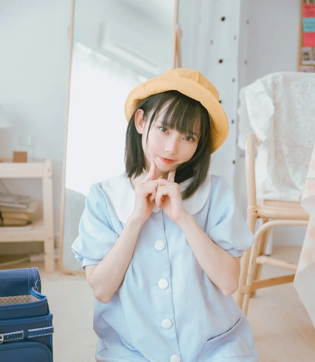 紅豆Azuki穿浅蓝制服戴草帽坐在室内的写真