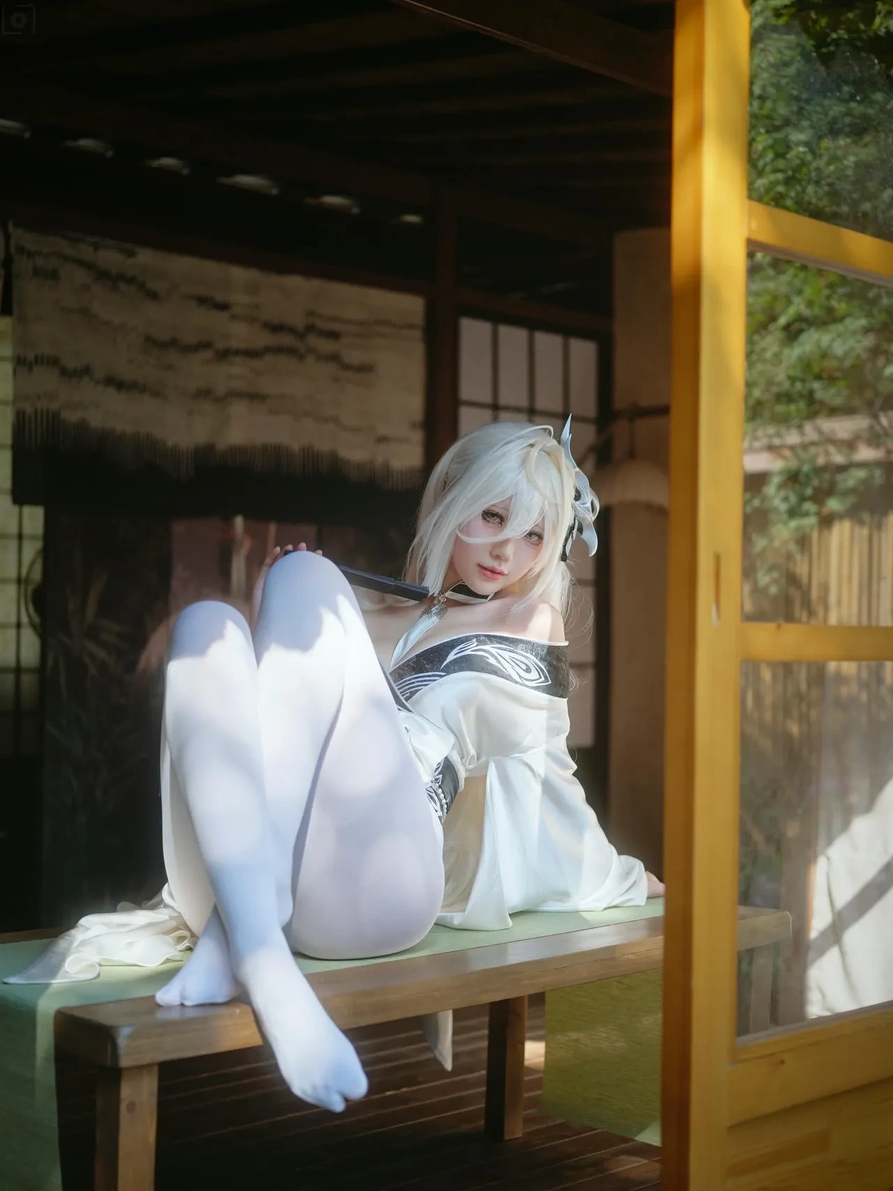湖里狸坐在木屋窗边,穿白色服装和白色长袜并抬腿 写真