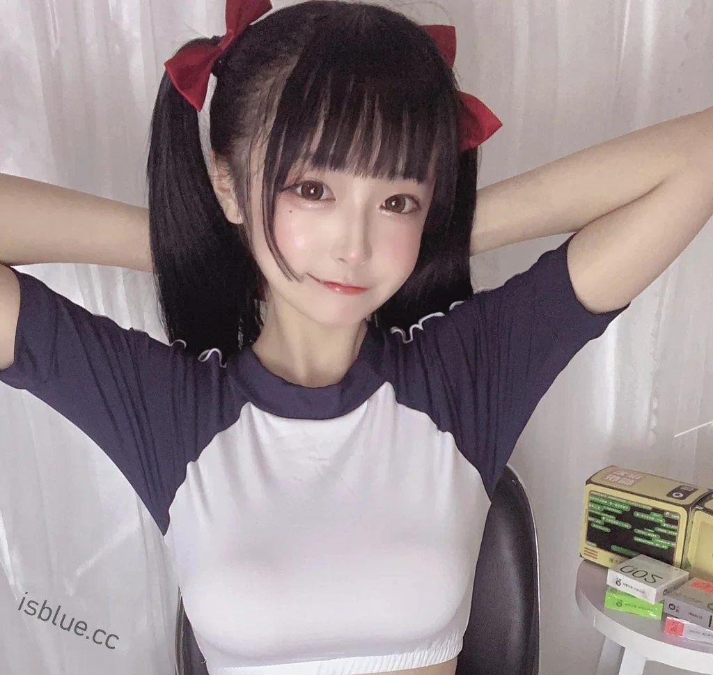 佳佳好难啊在白色窗帘背景前半身抬臂姿态出镜，双马尾红蝴蝶结与灰白短袖细节清晰