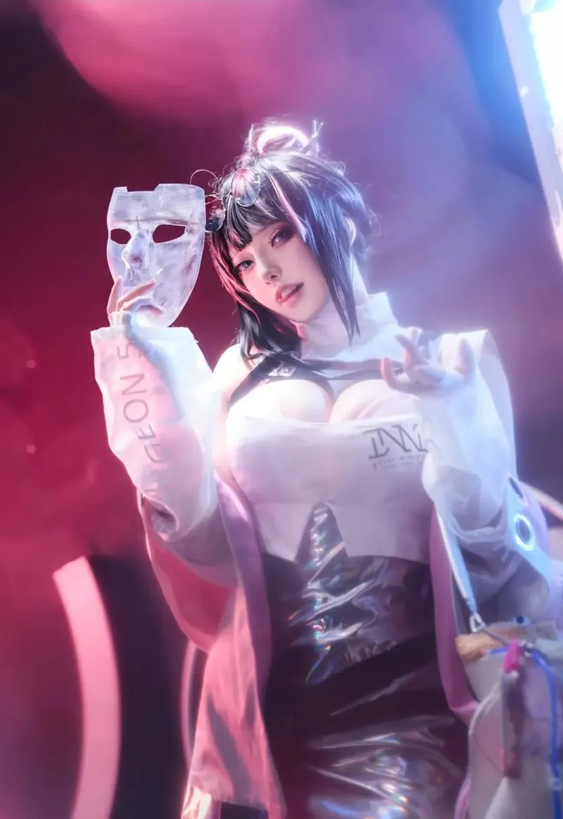 菌烨tako穿黑白舞台服在紫色灯光下手持面具的cos写真