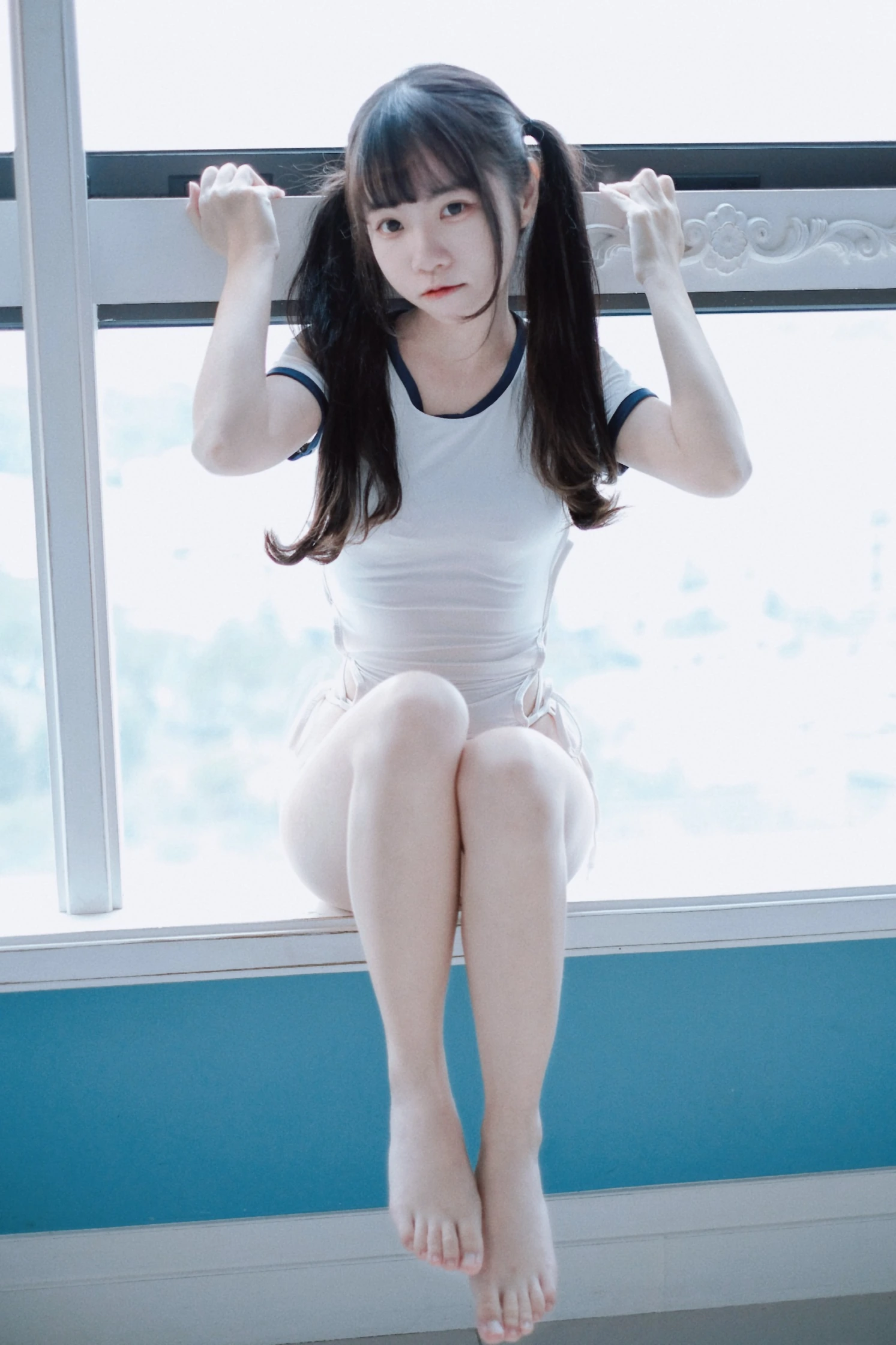 可可小白兔在窗台边白色体操服蹲姿出镜，双马尾与腿部线条细节清晰