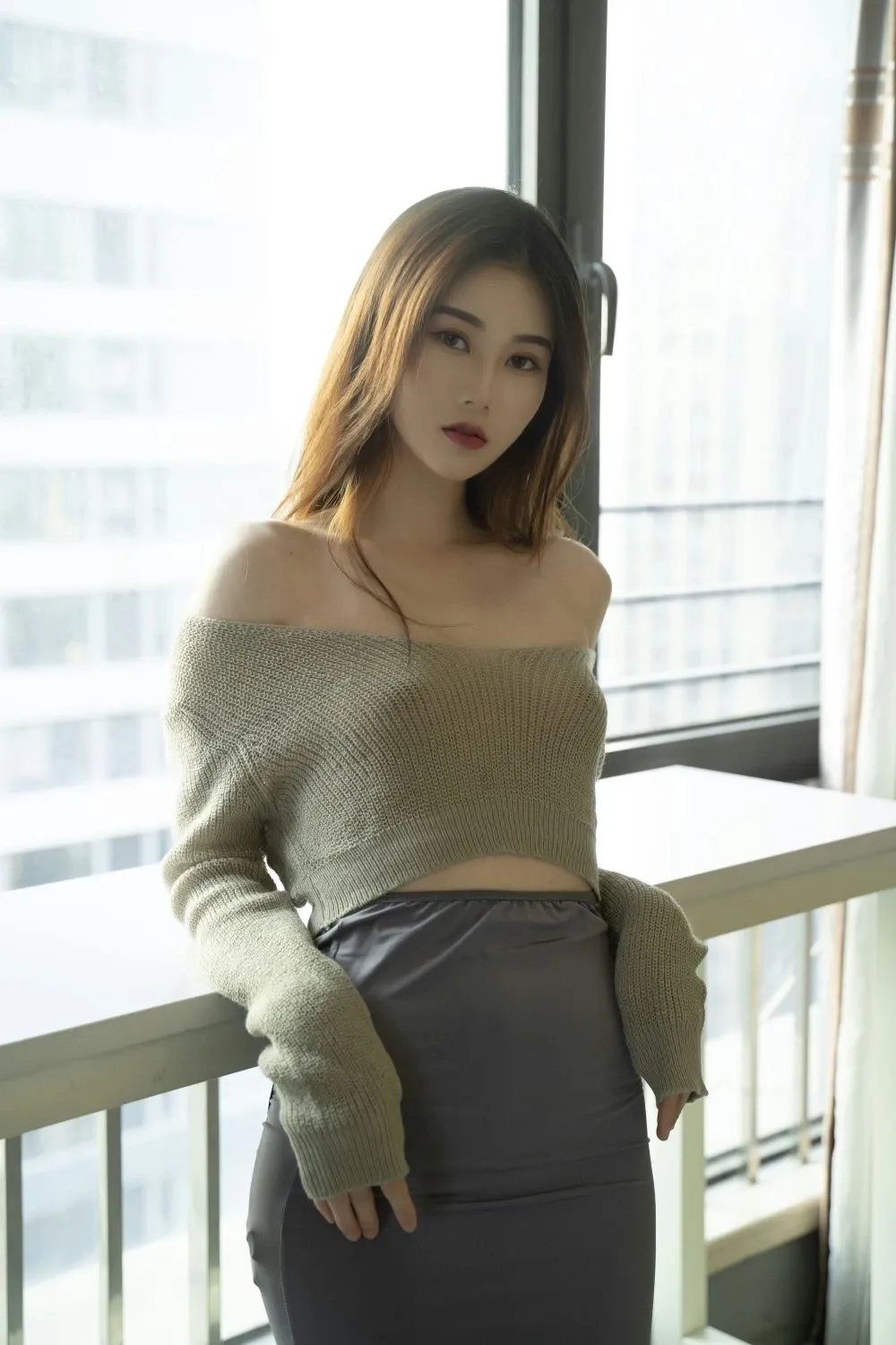翎梵窗边针织上衣灰裙站姿写真
