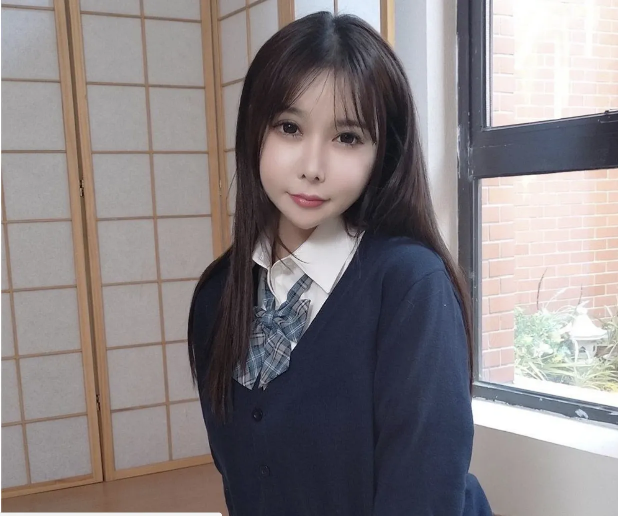翎梵和室窗边学院风坐姿写真
