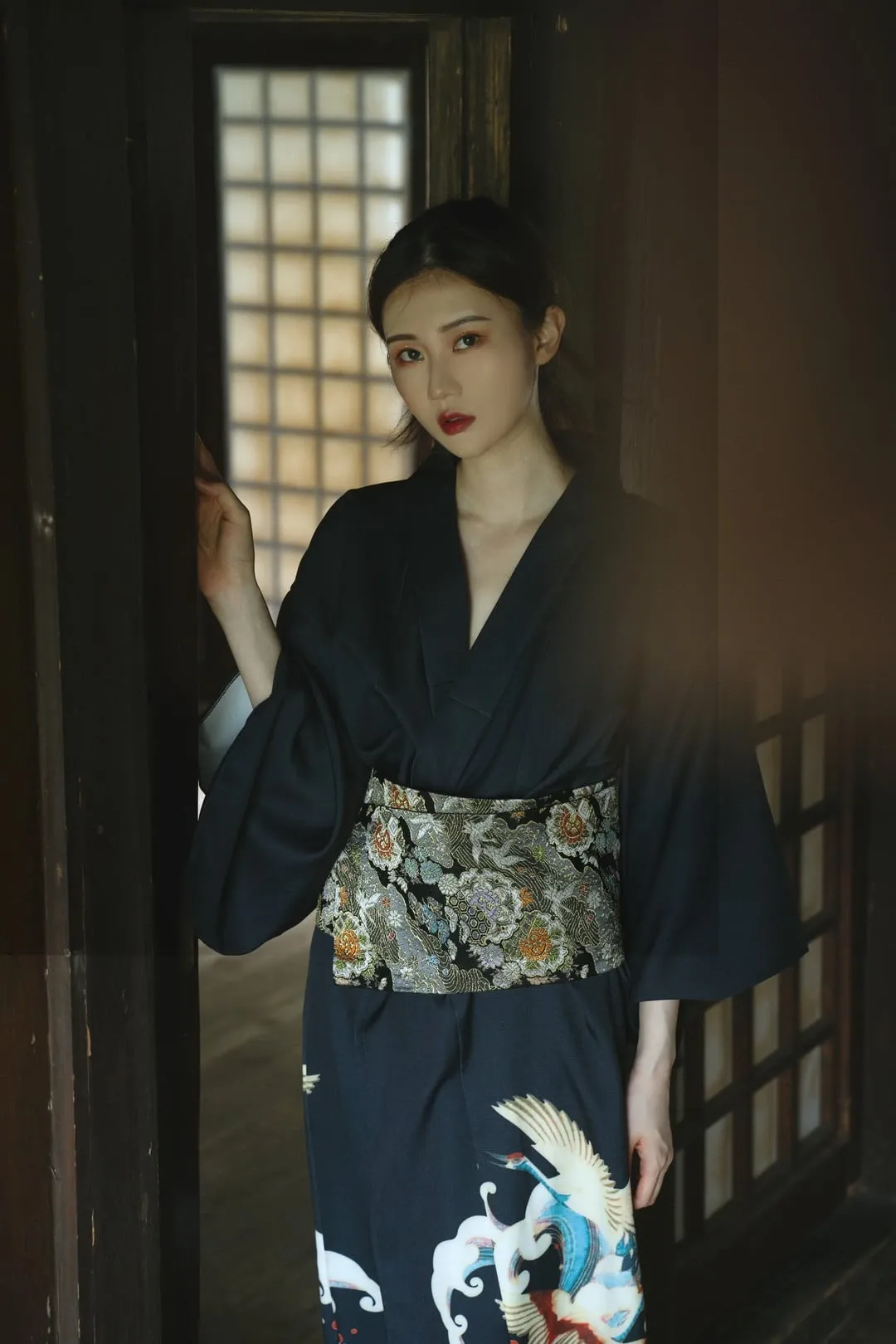 翎梵深色和服木门边站立写真