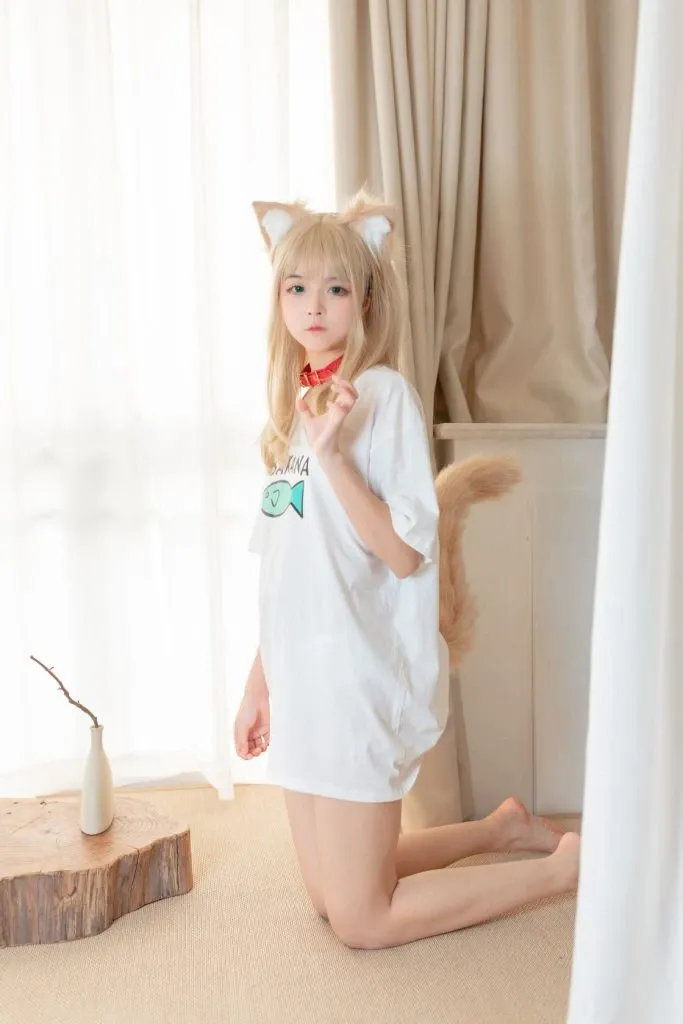林书辞穿白色猫耳连衣裙在室内跪坐的写真