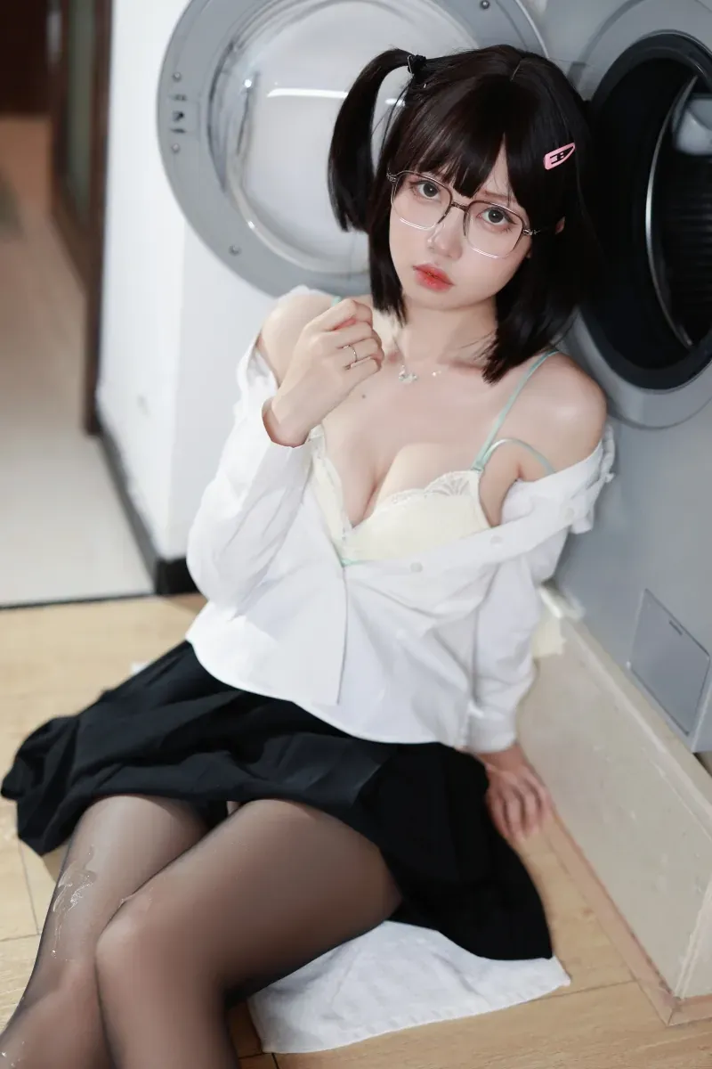 洛桑w伊梓戴眼镜穿白衬衫和黑裙坐在洗衣机旁 COS写真